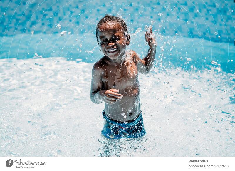 Glücklicher kleiner Junge im Schwimmbad Badebekleidung Badehosen sommerlich Sommerzeit begeistert Enthusiasmus enthusiastisch Überschwang Überschwenglichkeit