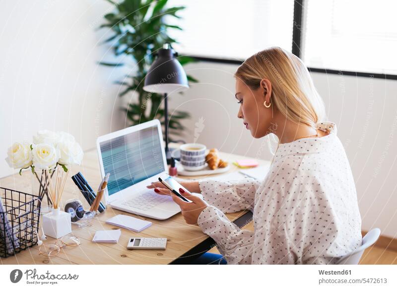 Blonde Geschäftsfrau am Schreibtisch sitzend, arbeitend checken Büro Office Büros sitzt Arbeit blond blonde Haare blondes Haar Geschäftsfrauen Businesswomen