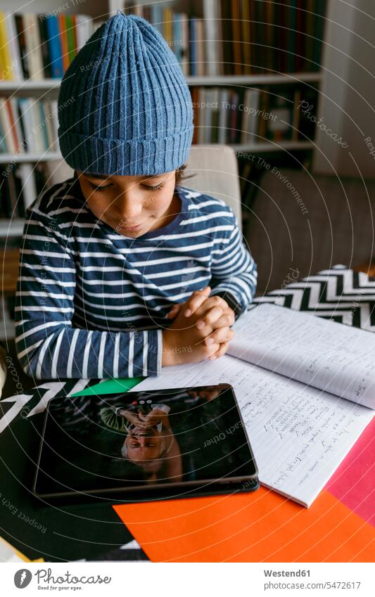 Junge kommuniziert mit Lehrer in Hausunterricht im Wohnzimmer Farbaufnahme Farbe Farbfoto Farbphoto 10-11 Jahre 10 bis 11 Jahre 10 - 11 Jahre Kinder Kid Kids