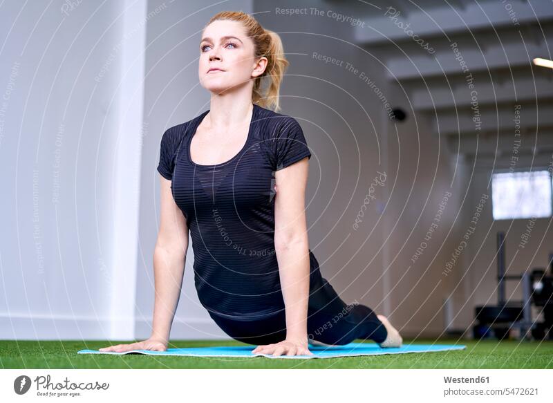 Frau macht Yoga-Übung im Studio trainieren Yoga-Übungen Yogauebungen Yogaübungen Jogauebung Jogauebungen Uebung Uebungen Atelier Studios Ateliers weiblich