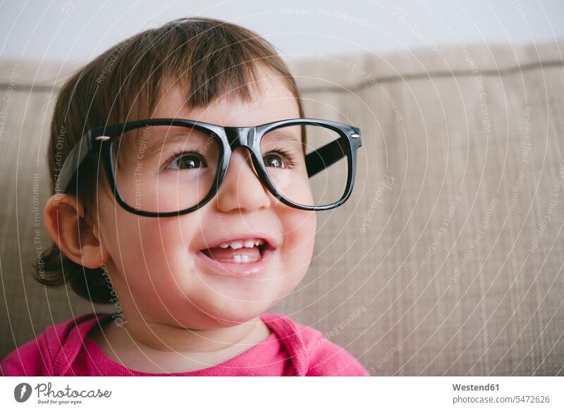 Porträt eines lachenden Mädchens mit übergroßer Brille Portrait Porträts Portraits Brillen riesig Riese ueberdimensional riesengroß überdimensional riesengross