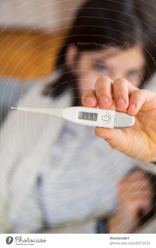 Fieberthermometer in der Hand eines Mädchens, Nahaufnahme Thermometer Fiebermesser weiblich Hände halten Medizin medizinisch Gesundheitswesen Kind Kinder Kids