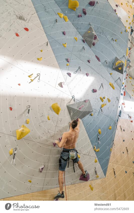 Mann ohne Hemd klettert in einer Kletterhalle an der Wand (value=0) Leute Menschen People Person Personen kurzes Haar kurzes Haare Kurzhaarfrisur