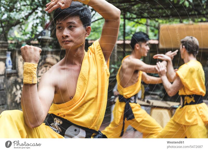 Vietnam, Hanoi, Mann übt Kung Fu Entschlossenheit Entschluss kämpfen kaempfen Kämpfer Männer männlich Können Fähigkeit Fertigkeit Könnerschaft Kampfsport
