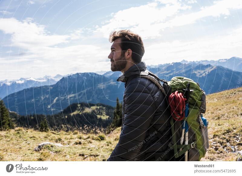 Österreich, Tirol, junger Mann in Berglandschaft beim Blick Berge Aussicht Ausblick Ansicht Überblick Männer männlich wandern Wanderung Gebirge