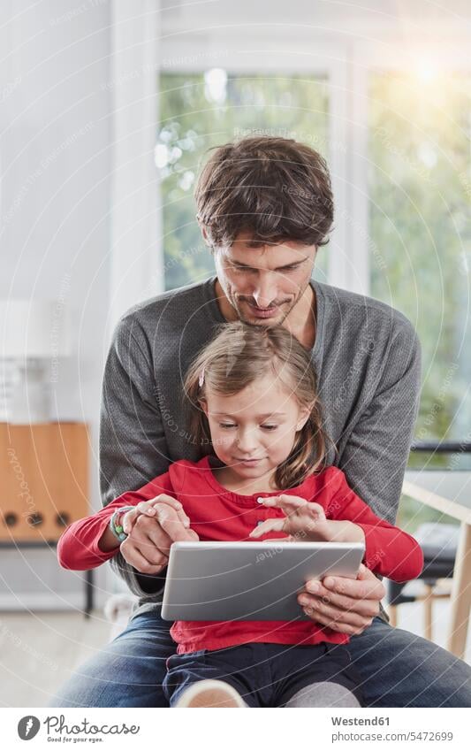 Vater und Tochter nehmen zu Hause gemeinsam Tabletten ein Gemeinsam Zuhause Kind Familie Mensch Eltern Computer WLan spielen Freizeit Häusliches Leben