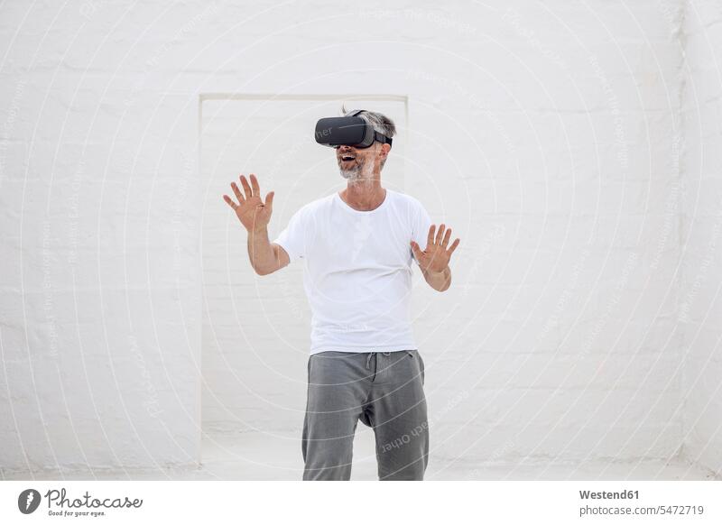 Ein erwachsener Mann entdeckt den leeren Raum mit einer VR-Brille sehen sehend erforschen Erforschung erkunden Erkundung Innovationskraft innovativ Neuerung