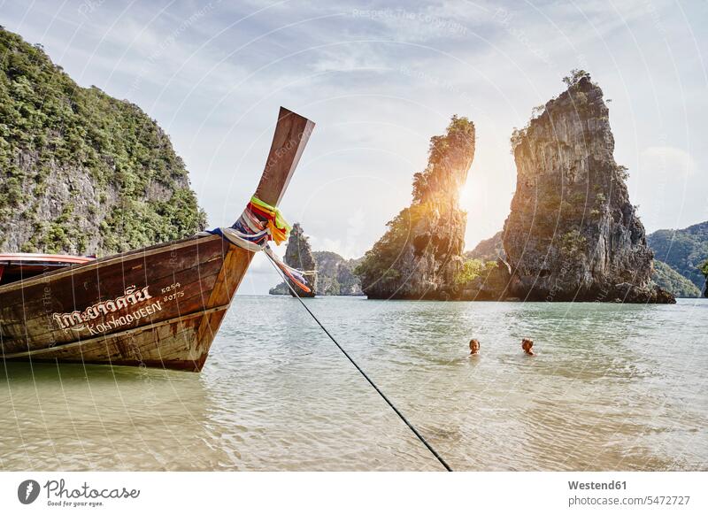 Thailand, Phang Nga Bay, vertäutes Langschwanzboot Junge Buben Knabe Jungen Knaben männlich Mädchen weiblich Urlaub Ferien Boot Boote Kind Kinder Kids Mensch