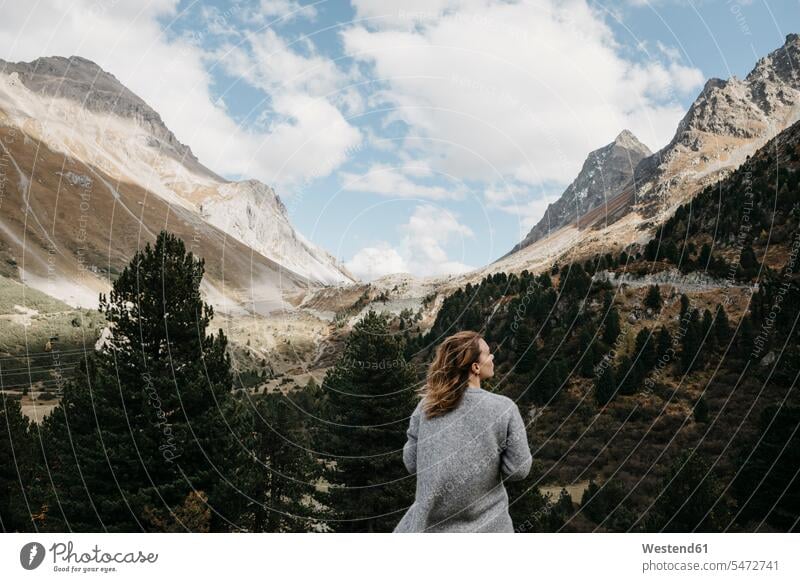 Schweiz, Graubünden, Albulapass, Frau in Berglandschaft stehend steht Berge Gebirge Gebirgslandschaft Gebirgskette Gebirgszug weiblich Frauen Berglandschaften