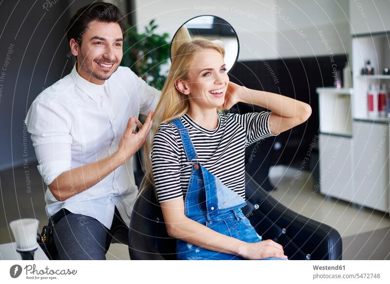 Glückliche Frau beim Friseur Friseursalon Friseursalons Friseurgeschäft Friseurgeschäfte Frisiersalon Friseure Frisör Frisöre weiblich Frauen glücklich