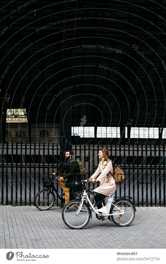 Pärchen fährt mit E-Bikes in der Stadt eBikes Elektrofahrrad Elektrorad radfahren fahrradfahren radeln Fahrrad Fahrräder Räder Rad Paar Paare Partnerschaft