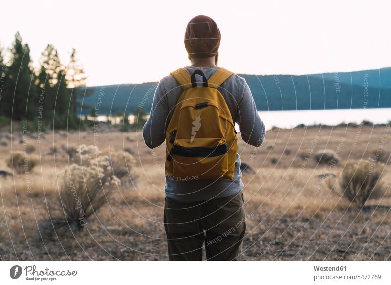 USA, Nordkalifornien, Rückansicht eines jungen Mannes bei einer Wanderung in der Nähe des Lassen Volcanic National Park Männer männlich Wandertour Erwachsener