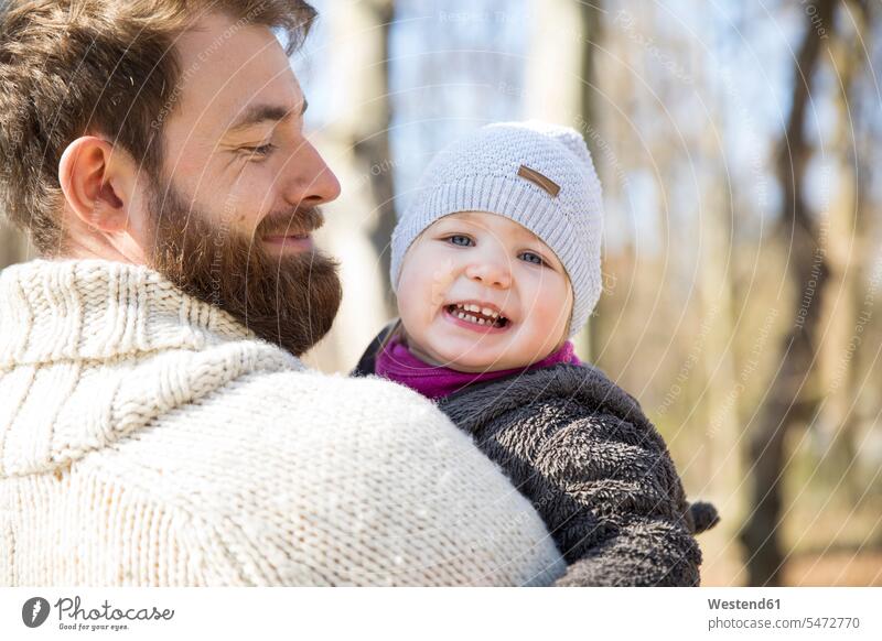Glücklicher Vater trägt Tochter im Park glücklich glücklich sein glücklichsein Parkanlagen Parks Töchter Papas Väter Vati Vatis Papis tragen transportieren Kind