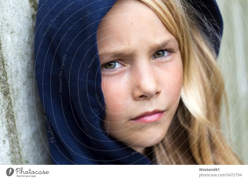 Porträt eines unglücklichen blonden Mädchens unzufrieden ungluecklich weiblich blonde Haare blondes Haar Portrait Porträts Portraits Kind Kinder Kids Mensch