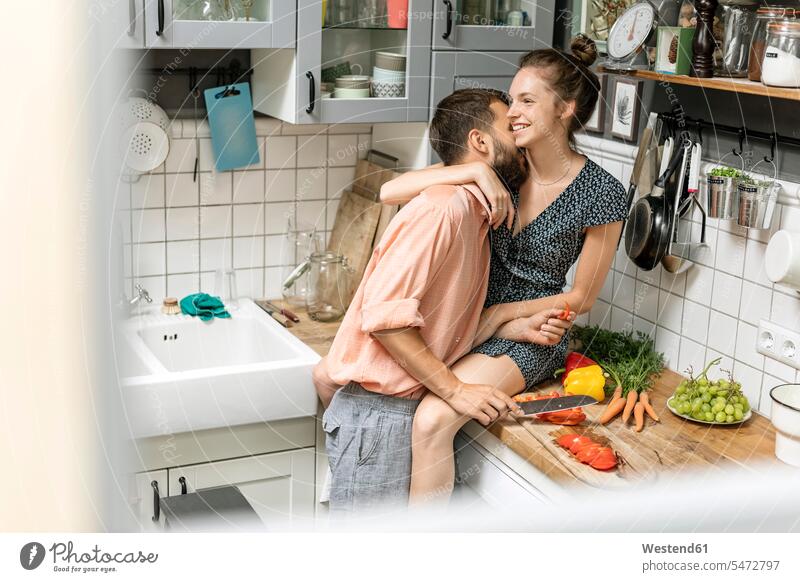 Liebespaar in der Küche, das Essen zubereitet Ablage Regale Kuss Küsse gefühlvoll Emotionen Empfindung Empfindungen fühlen Gefühl Gefühle lieben innig nah