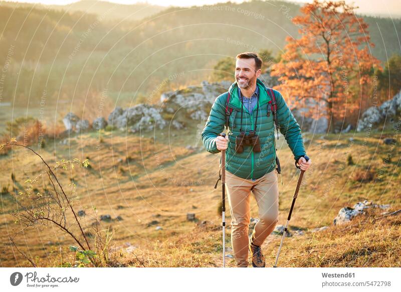Glücklicher Mann, der auf einem Wanderweg in den Bergen geht Wandertour Ausflug Ausflüge Kurzurlaub Ausfluege glücklich glücklich sein glücklichsein Gebirge