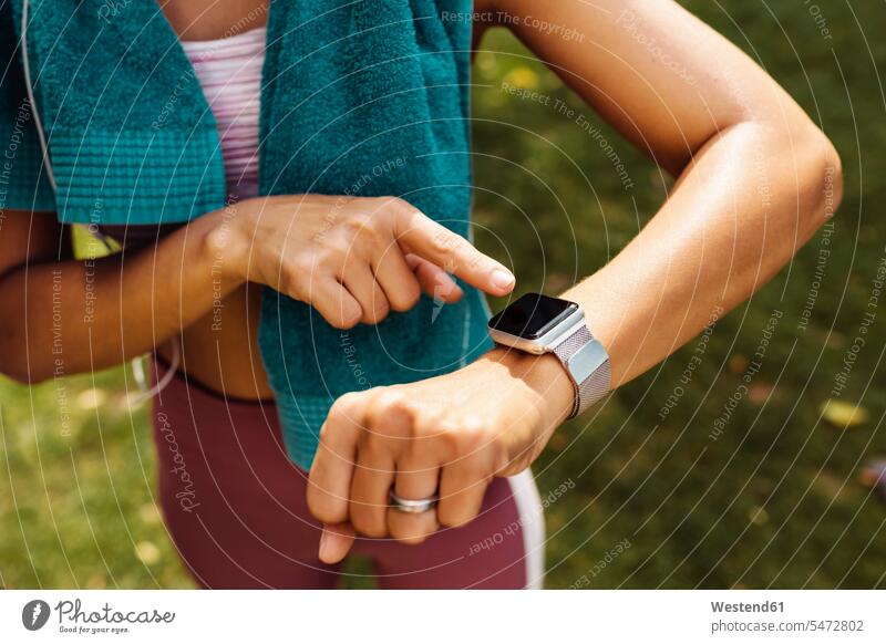 Sportlicher Frauenarm mit Smartwatch Kontrolle kontrollieren pruefen Untersuchung Leute Menschen People Person Personen gemischtrassig 1 Ein ein Mensch eine