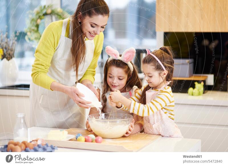 Mutter und Töchter backen gemeinsam Osterplätzchen in der Küche Ostern Osterfest Gemeinsam Zusammen Miteinander Mami Mutti Mütter Mama Tochter Keks Kekse