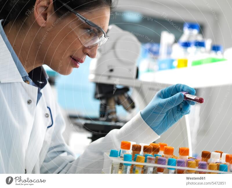 Labortechniker, der verschiedene menschliche Proben für medizinische Tests im Labor vorbereitet Job Berufe Berufstätigkeit Beschäftigung Jobs Mikroskope Arbeit