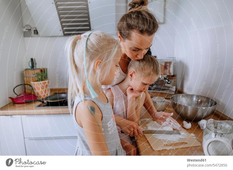 Mutter mit Töchtern bereitet zu Hause in der Küche Käsekuchen zu Farbaufnahme Farbe Farbfoto Farbphoto Deutschland Innenausstattung Wohnraum Wohnungseinrichtung