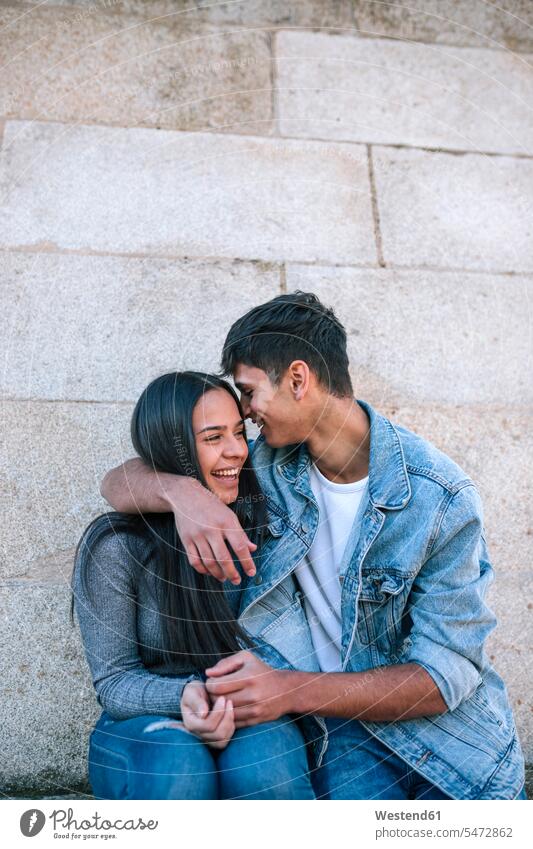 Teenager-Paar amüsiert sich sitzend sitzt freuen Glück glücklich sein glücklichsein gefühlvoll Emotionen Empfindung Empfindungen fühlen Gefühl Gefühle lieben