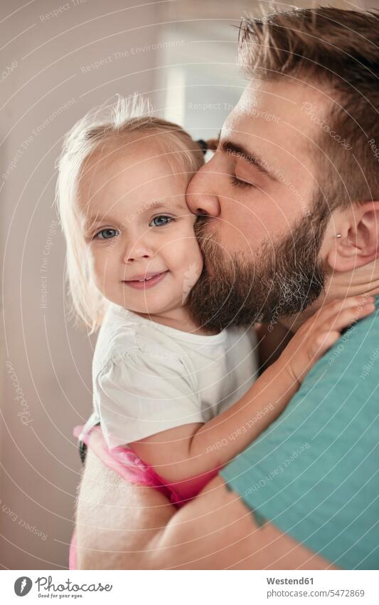 Vater küsst seine Tochter Leute Menschen People Person Personen Held sich anziehen knuddeln schmusen Arm umlegen Umarmung Umarmungen freuen gefühlvoll Emotionen