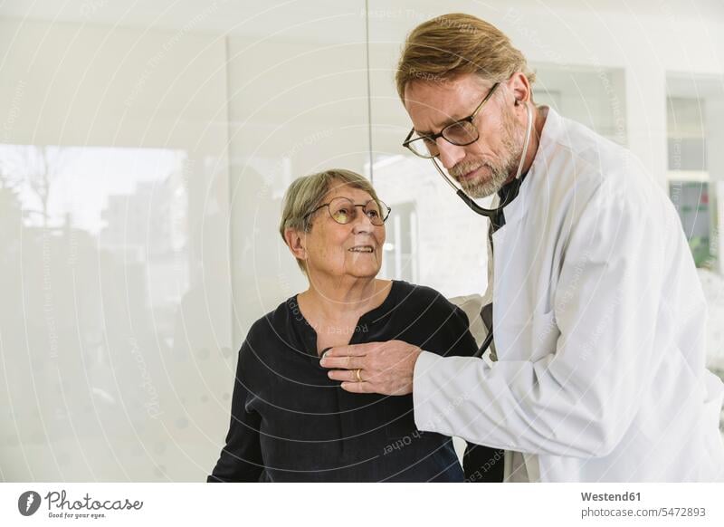 Arzt hört den Herzschlag eines älteren Patienten Gesundheit Gesundheitswesen medizinisch Erkrankung Erkrankungen Krankheiten Kranke Kranker Job Berufe