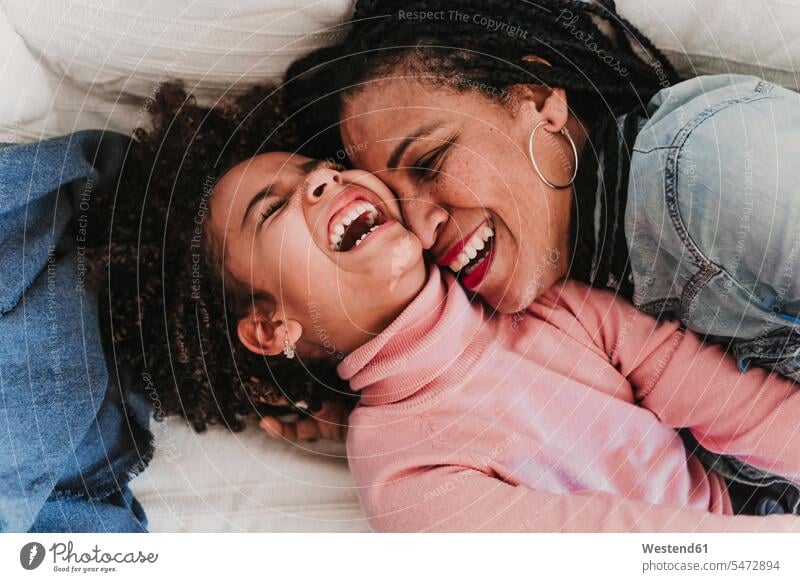 Porträt eines lachenden kleinen Mädchens und seiner Mutter, die sich zu Hause amüsieren Leute Menschen People Person Personen 2 2 Menschen 2 Personen zwei