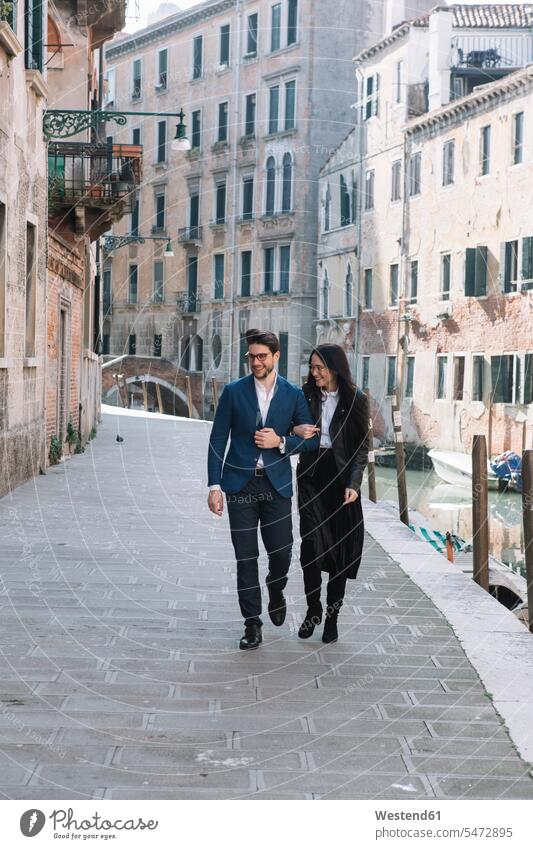Italien, Venedig, glückliches Paar beim Spaziergang in der Stadt Pärchen Paare Partnerschaft Zuneigung staedtisch städtisch Glück glücklich sein glücklichsein