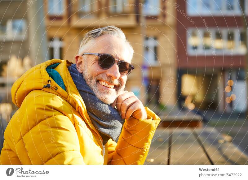 Porträt eines lächelnden reifen Mannes mit Sonnenbrille in der Stadt Leute Menschen People Person Personen Alleinstehende Alleinstehender Singles Unverheiratete