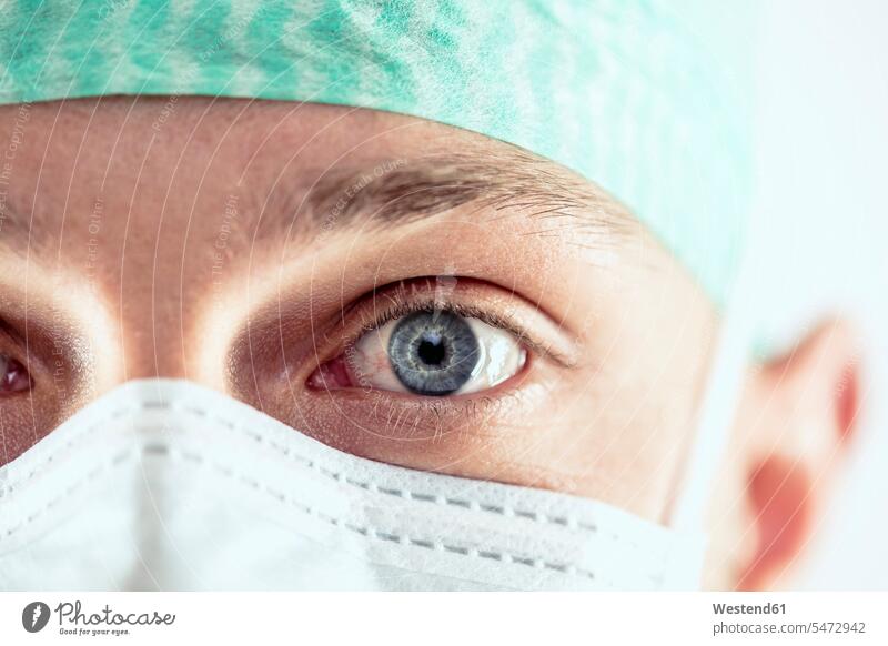 Chirurg mit blauen Augen, Nahaufnahme Arzt Doktoren Ärzte Chirurgen Medizin medizinisch Gesundheitswesen Operationssaal OP OPs Op-Saele Op-Säle Op-Saal