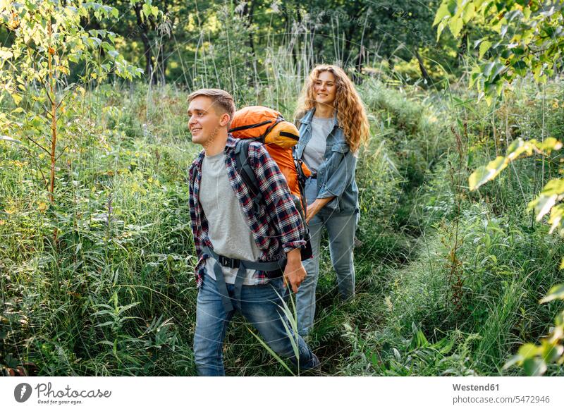 Junges Paar wandern zusammen in der Natur Junge Paare Wanderung gehen gehend geht Rucksack Rucksäcke Gemeinsam Zusammen Miteinander Erwachsenes Paar