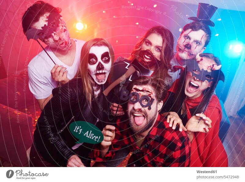Freunde in gruseligen Kostümen amüsieren sich auf der Halloween-Party Parties Partys maskiert Abend vor Allerheiligen feiern Feier Fest Festlichkeit Feiern