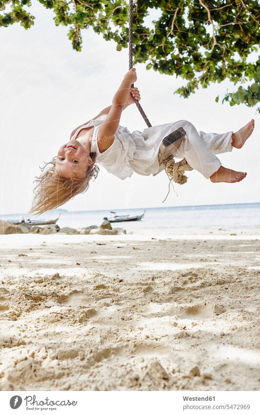 Thailand, Phi Phi-Inseln, Ko Phi Phi Phi, glückliches kleines Mädchen auf einer Seilschaukel am Strand Seile weiblich Beach Straende Strände Beaches schaukeln