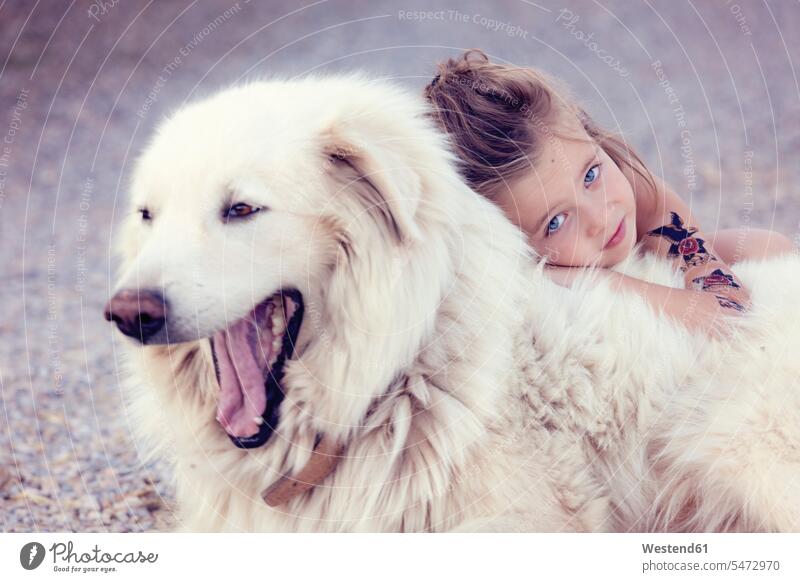 Porträt eines kleinen Mädchens mit kuschelndem, gähnenden weißen Hund Tiere Tierwelt Haustiere Hunde knuddeln schmusen Jahreszeiten sommerlich Sommerzeit