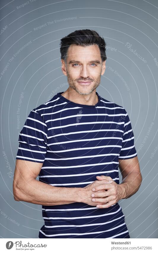 Bildnis eines Mannes mit Stoppeln in gestreiftem T-Shirt T-Shirts Männer männlich Streifen geringelt Dreitagebart unrasiert Stoppelbart Bartstoppeln Portrait