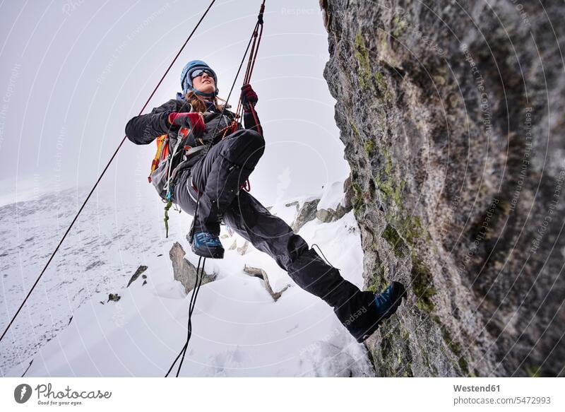 Reife Frau klettert am Grossvendediger, Tirol, Österreich Seile steigen Kälte Muße Courage mutig Tapferkeit riskant Wagnis trainieren auf Achse in Bewegung