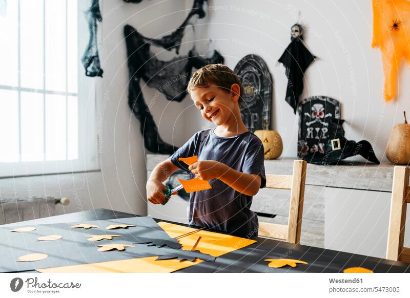 Lächelnd kleiner Junge Ausschneiden für Halloween Dekoration zu Hause dekorieren Dekorationen Zuhause daheim ausschneiden Abend vor Allerheiligen Buben Knabe