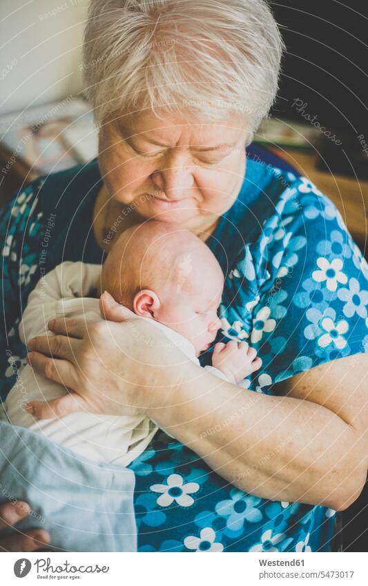 Großmutter hält ihre schlafende Baby-Enkelin Generation entspannen relaxen behüten behütet geborgen Sicherheit geniessen Genuss Glück glücklich sein