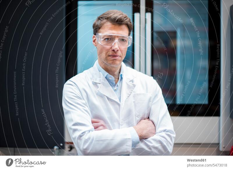 Porträt eines Mannes mit Laborkittel und Schutzbrille an der Maschine Männer männlich Maschinen Portrait Porträts Portraits Schutzbrillen Brille Erwachsener