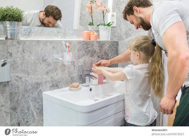 Fahtehr hilft seiner kleinen Tochter beim Händewaschen Hände waschen Haende waschen Töchter Badezimmer Vater Papas Väter Vati Vatis Papis Kind Kinder Familie