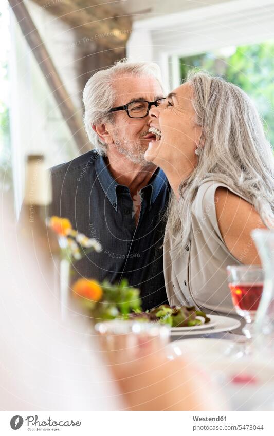 Älteres Ehepaar beim Feiern mit ihrer Familie Deutschland Geselligkeit gesellig Tischdekoration Tischschmuck offenes Lächeln lachen offenes Laecheln Zuversicht