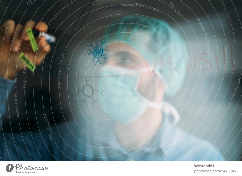 Geschäftsmann zeichnet Coronavirus-Diagramm auf Glas während der Quarantänezeit zu Hause, Almeria, Spanien, Europa Europäer Europäisch Kaukasier kaukasisch
