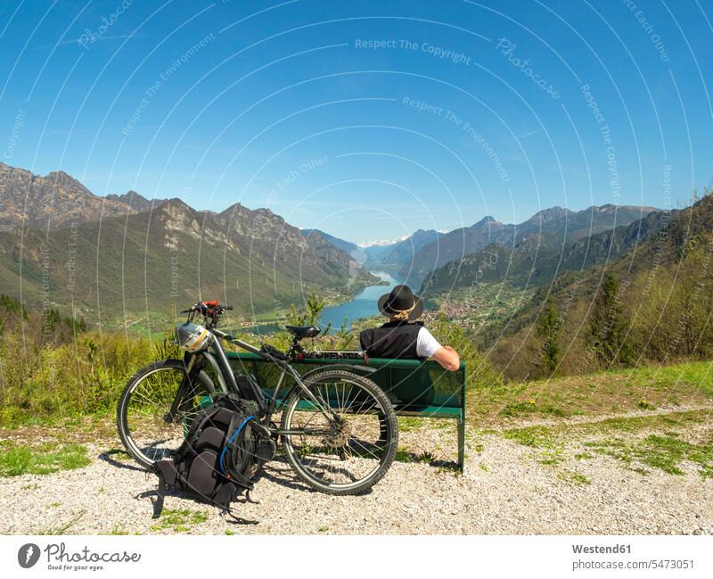 Italien, Lombardei, Senioren-Wanderer mit Blick auf den Idro-See, Adamello-Alpen, Parco Naturale Adamello Brenta Pause Aussicht bewundern die Aussicht bewundern