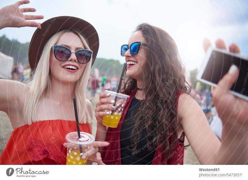 Porträt von Frauen mit Plastikbechern beim Musikfestival Musiktage Musikfestspiele weiblich Freundinnen Spaß Spass Späße spassig Spässe spaßig Festival