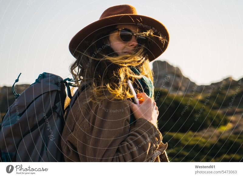 Italien, Sardinien, Porträt einer Frau auf einer Wanderung Portrait Porträts Portraits Wandertour weiblich Frauen wandern Ausflug Ausflüge Kurzurlaub Ausfluege