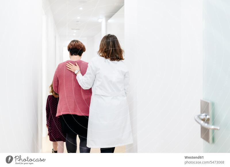 Mutter und Tochter beim Eintritt in die medizinische Praxis Gesundheit Gesundheitswesen Erkrankung Erkrankungen Krankheiten Kranke Kranker Patienten Job Berufe