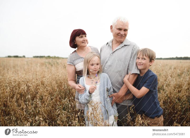 Porträt der Großeltern mit ihren Enkelkindern in einem Haferfeld Leute Menschen People Person Personen Europäisch Kaukasier kaukasisch Gruppe von Menschen