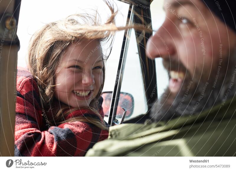 Glückliche Tochter schaut Vater im Auto an glücklich glücklich sein glücklichsein ansehen Töchter Wagen PKWs Automobil Autos verspielt spielerisch Papas Väter