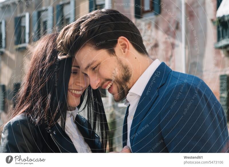Italien, Venedig, glückliches Liebespaar in der Stadt Zuneigung staedtisch städtisch Paar Pärchen Paare Partnerschaft Glück glücklich sein glücklichsein